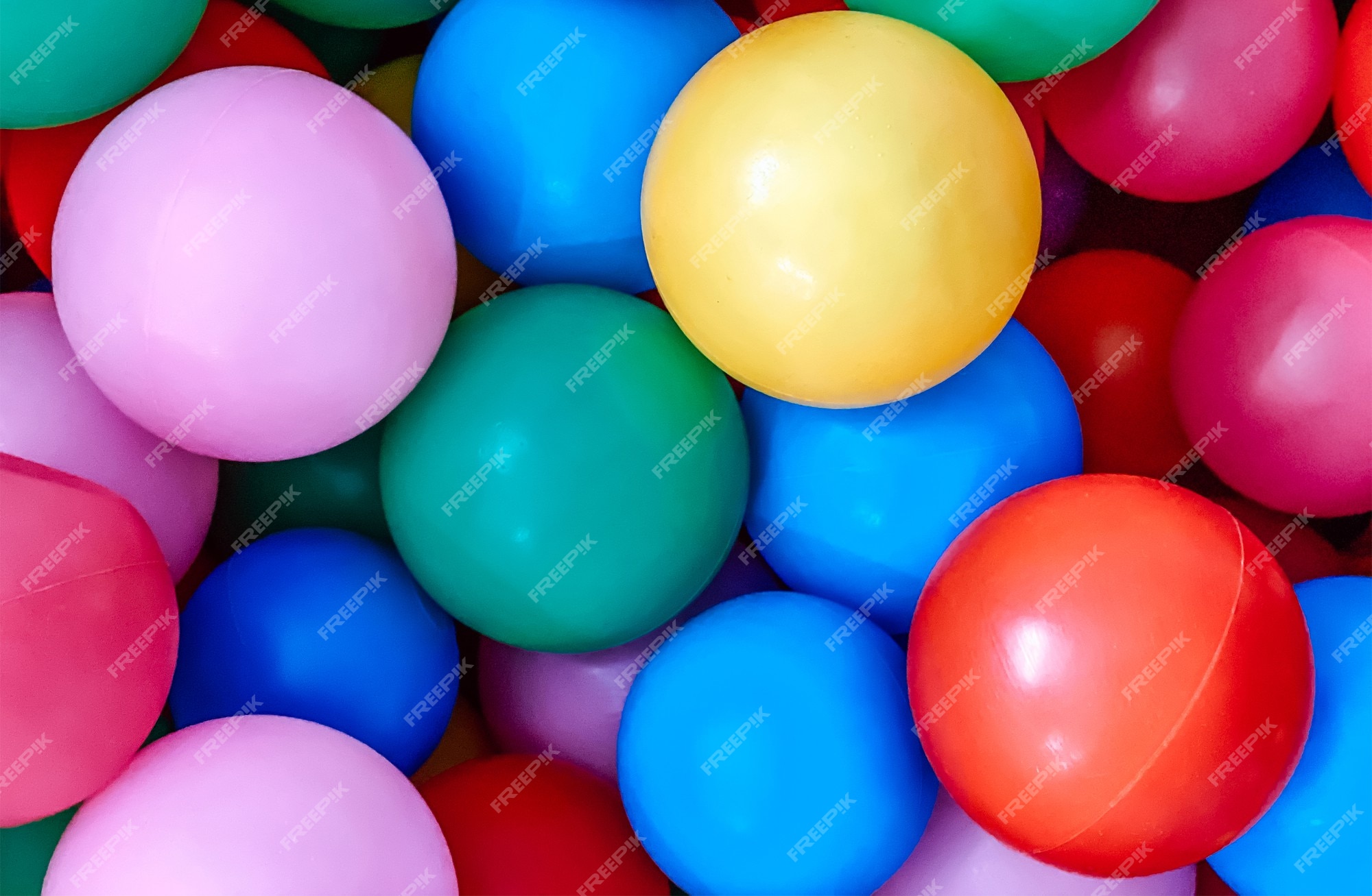 Bolas coloridas brilhantes para a piscina para jogos infantis