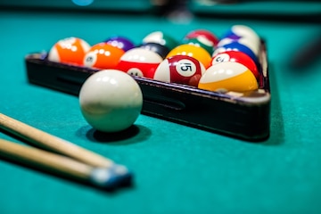 Vista superior da mesa verde de bilhar com bolas e tacos jogo de