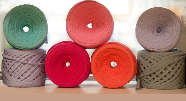 Bolas coloridas de lã nas prateleiras Variedade de fios de tricô