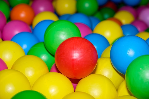 Bolas coloridas brilhantes para a piscina para jogos infantis.