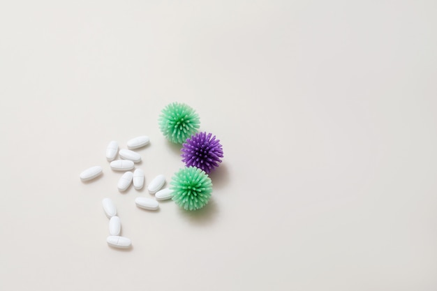 Bolas de coronavirus en la mesa con tabletas