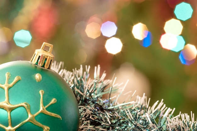 bolas de cristal con luces borrosas de un árbol de navidad