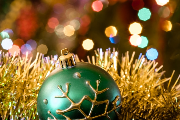 bolas de cristal con luces borrosas de un árbol de navidad