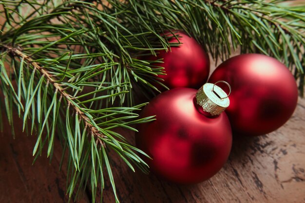 Bolas de cristal rojo, ramas de abeto verde. Navidad y Año Nuevo