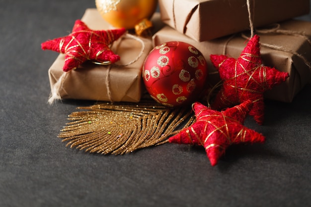 Bolas de cristal en superficie oscura con regalos