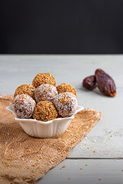 Bolas de dátiles con semillas, dátiles y nueces.