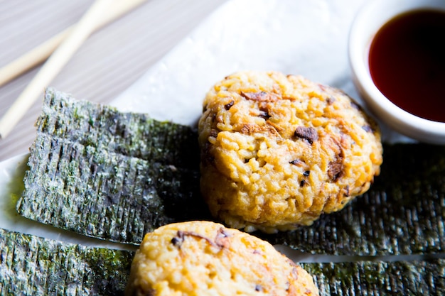 Bolas de arroz Onigiri fritas.