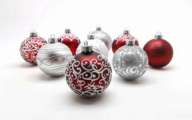 Bolas de árvore de Natal em fundo branco Ornamentos festivos de férias Alegria de férias