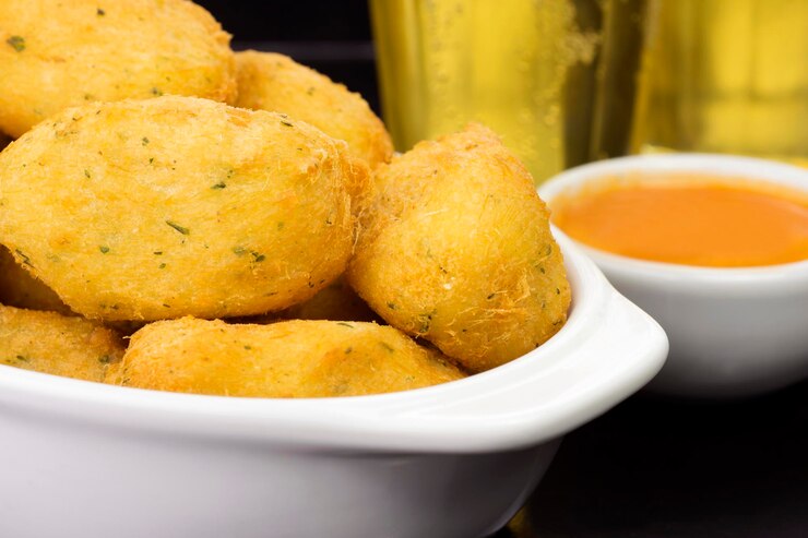 Foto bolas de bacalhau de receita tradicional em uma mesa de pub
