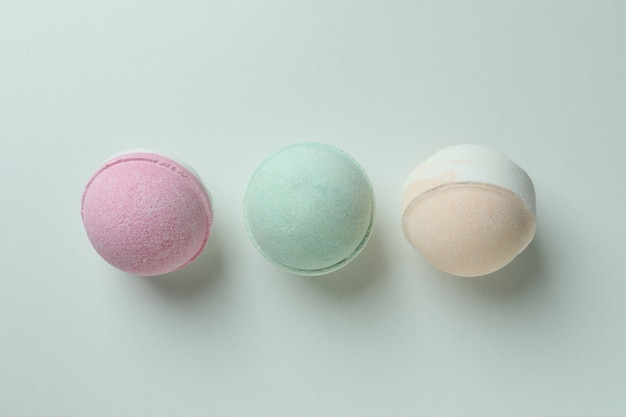 Bolas de banho coloridas em fundo branco, close-up