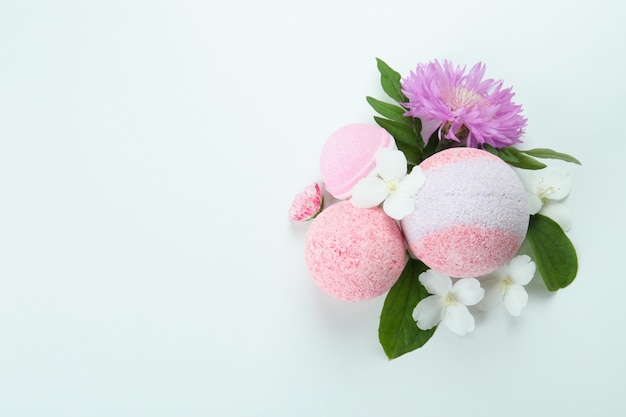 Bolas de banho e flores em fundo branco, espaço para texto