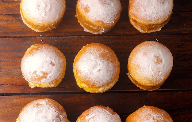 Bolas de berlim, conhecidas como bons sonhos no brasil. consiste numa massa doce frita recheada com um creme amarelo ou creme de pasteleiro.