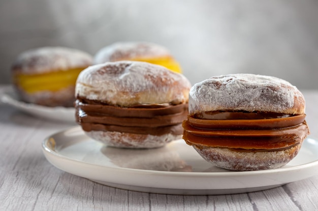 Bolas de Berlim Pão recheado com creme de confeiteiro e coberto com açúcar polvilhado