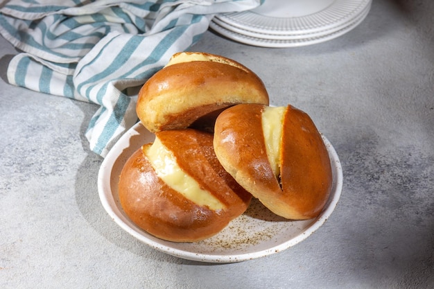 Bolas de Berlim rosquinhas portuguesas ou berlinenses com creme de ovo berlines chilenas ou Sonho brasileiro