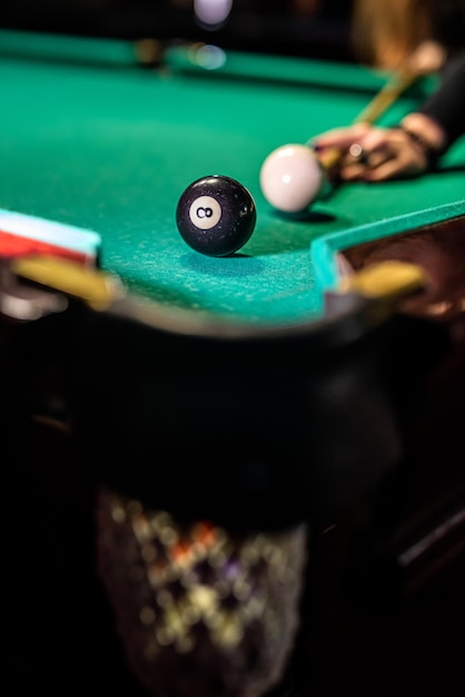 Foto bolas de bilhar na mesa e as mãos do jogador estão se preparando para atacar no modo de início conceito de esportes indoor