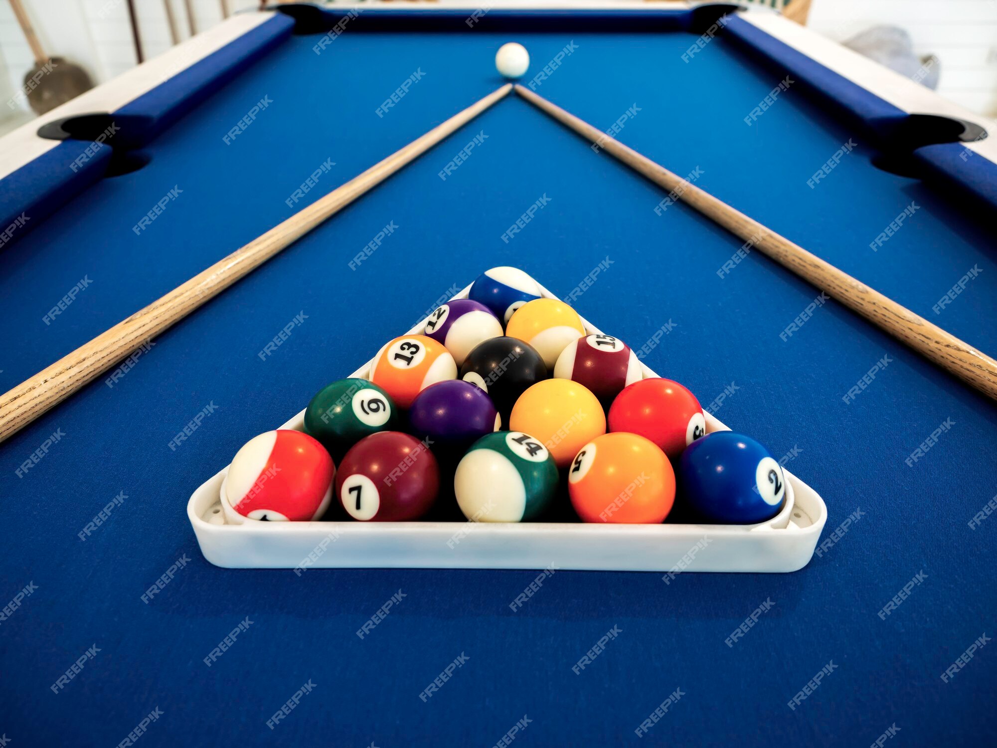 Mesa de sinuca bola de sinuca de bilhar entretenimento na sala de jogos  bolas de sinuca e taco em fundo azul bolas de bilhar no tabuleiro mesa de  sinuca com prateleira de