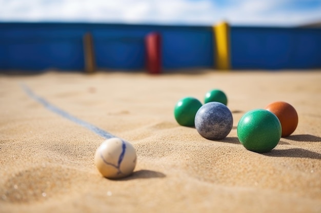 Bolas de bocha e um pequeno valete em uma quadra de areia