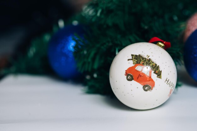 Bolas de brilho de natal na árvore de natal