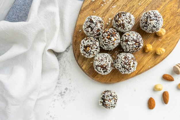 Bolas de cacau cruas com flocos de coco