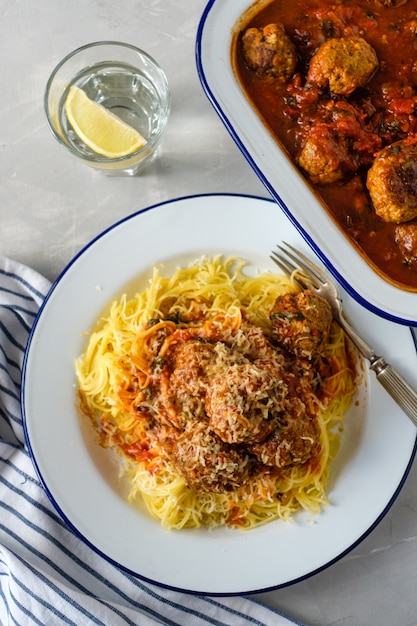 Bolas de carne caseiras deliciosas em molho de tomate com espaguete.