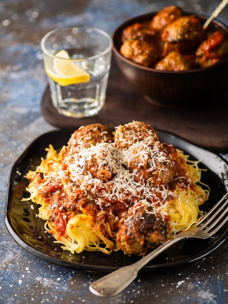 Bolas de carne com macarrão em molho de tomate