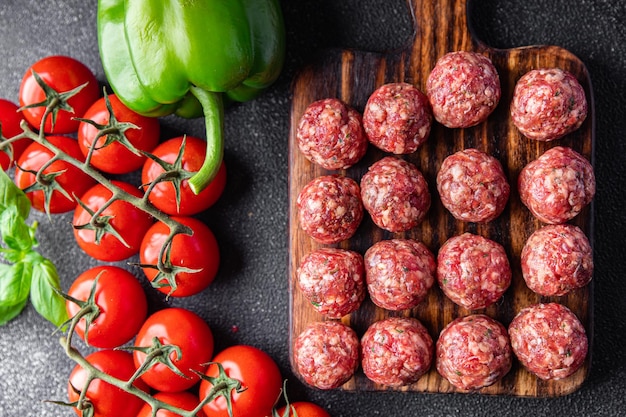 bolas de carne crua carne moída carne de porco fresca moída, carne bovina, cordeiro cozinhar refeição saudável comida lanche dieta