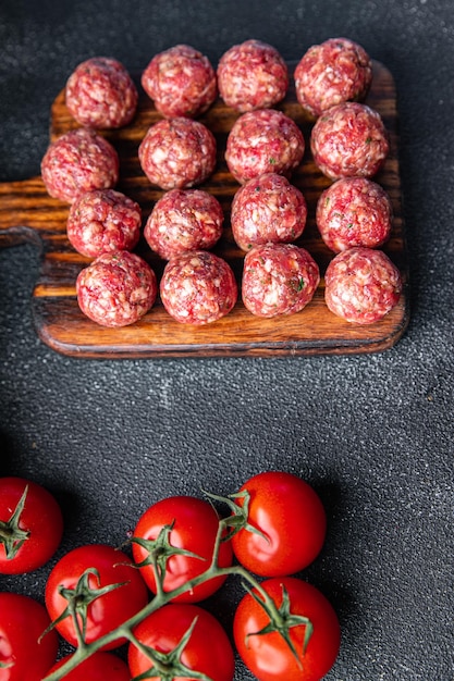 bolas de carne crua carne moída carne de porco fresca moída, carne bovina, cordeiro cozinhar refeição saudável comida lanche dieta