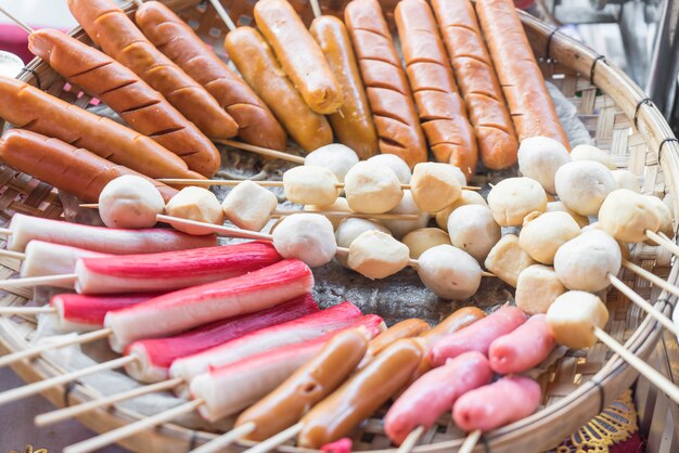 bolas de carne grelhada, rúgbi de bola de carne e salsichas de coquetel