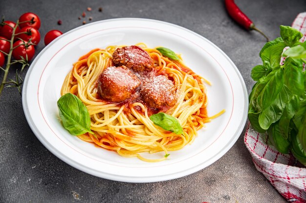 bolas de carne pasta espaguete molho de tomate ralado parmesão queijo prato refeição comida lanche na mesa