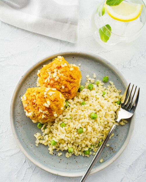 Bolas de cenoura com mingau de bulgur e cevada. prato vegetariano. comida saudável