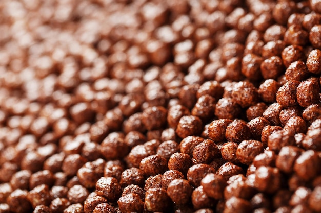 Bolas de chocolate close-up de textura de café da manhã pronto. Tela inteira como plano de fundo