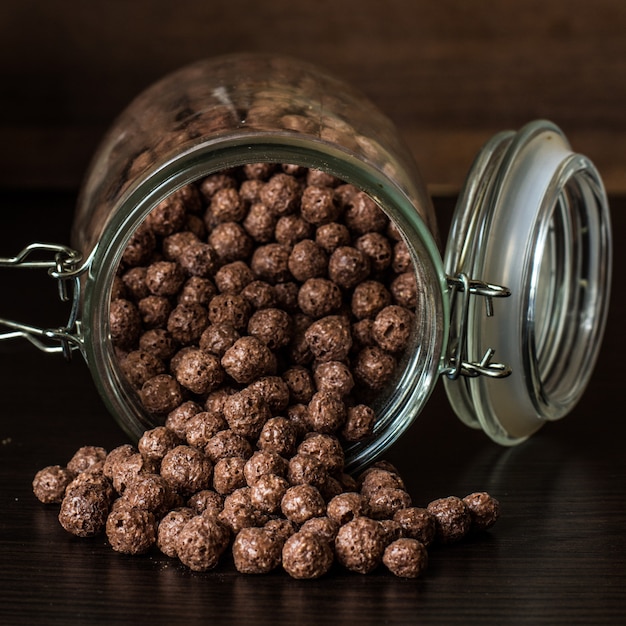 Foto bolas de chocolate com flocos de milho