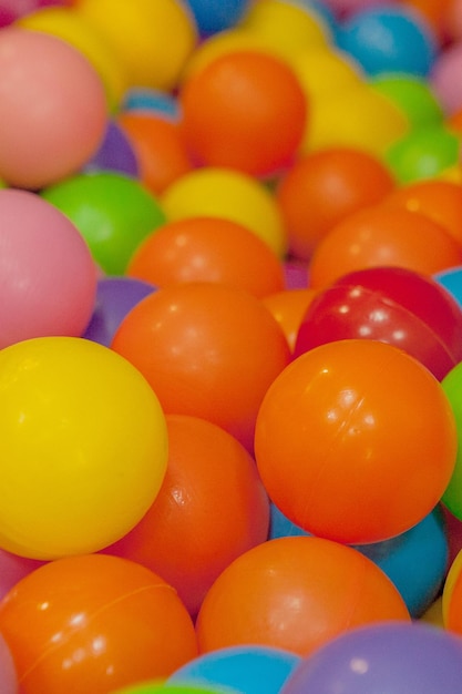 Bolas de criança coloridas Bolas de plástico multicoloridas Sala de jogos para crianças Textura de fundo de bolas de plástico multicoloridas no playground