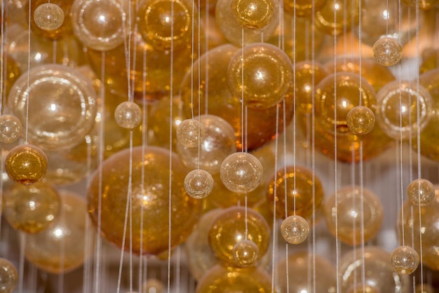 Bolas de cristal Yellow Bubbles suspensas no ar