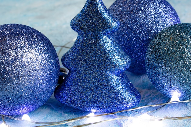 Bolas de decoração de Natal azuis cintilantes e uma decoração de árvore de Natal para o Ano Novo