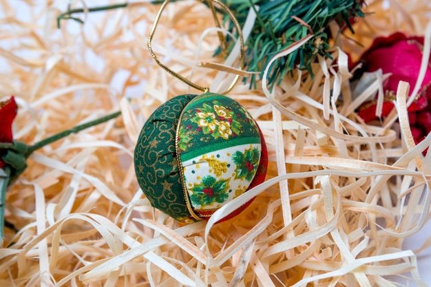 Bolas de decoração de natal em fundo de palha no rio de janeiro.