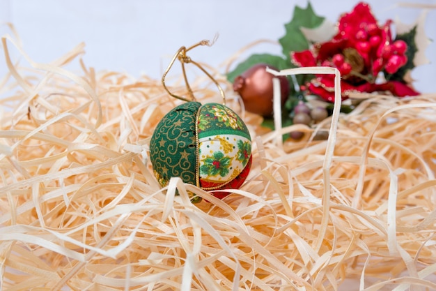 Bolas de decoração de Natal em fundo de palha no Rio de Janeiro.