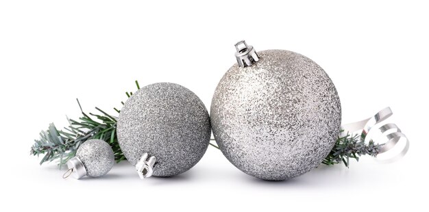 Bolas de decoração de Natal isoladas em fundo branco