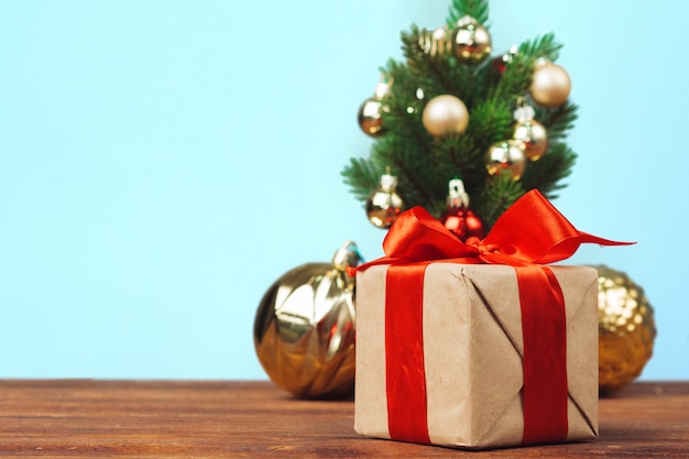 Bolas de decoração de natal na prancha de madeira, copie o espaço