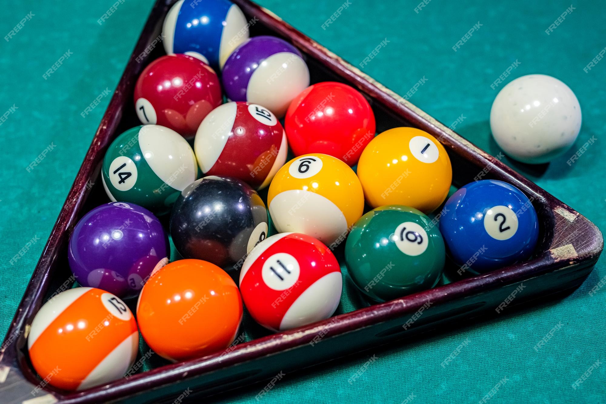 Bolas De Bilhar Para Bilhar Americano. Bolas De Bilhar. Pirâmide Billiard  Snooker. Piscina Americana. Jogo De Bilhar Na Mesa. Foto de Stock - Imagem  de esferas, esporte: 251984794