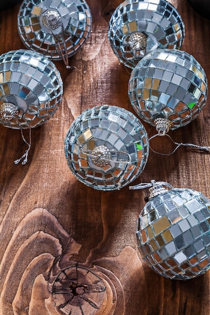 Bolas de discoteca de natal em fundo de madeira velho