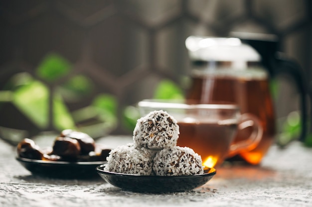 Bolas de doces feitas de tâmaras e lascas de coco