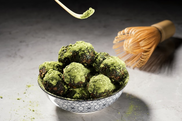 Bolas de energia bruta com pó de chá matcha