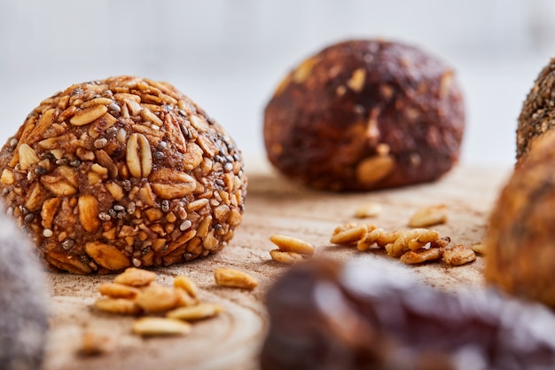 Bolas de energia orgânica saudável com muesli, nozes, cacau, chia e mel