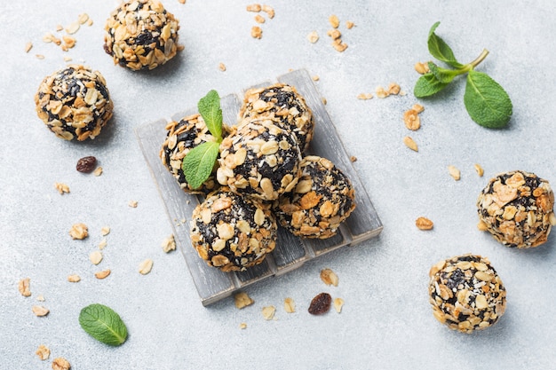 Bolas de energia saudável, feitas de frutas secas e nozes com aveia e muesli