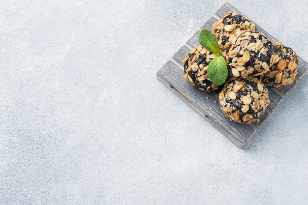 Bolas de energia saudável, feitas de frutas secas e nozes com aveia e muesli