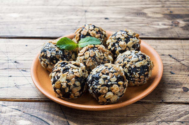 Bolas de energia saudável, feitas de frutas secas e nozes com aveia e muesli