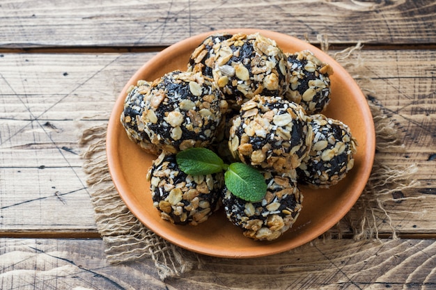 Bolas de energia saudável, feitas de frutas secas e nozes com aveia e muesli