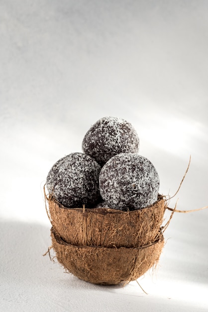 Bolas de energia saudável proteína caseira com damascos secos, passas, nozes, amêndoas e coco. comida saudável e doce.