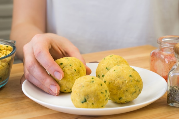 Bolas de falafel cru em prato